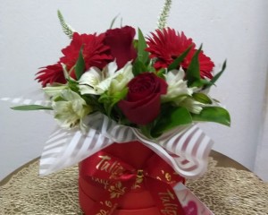 70- Arranjo com rosas vermelhas gerberas vermelhas e astromelias brancas